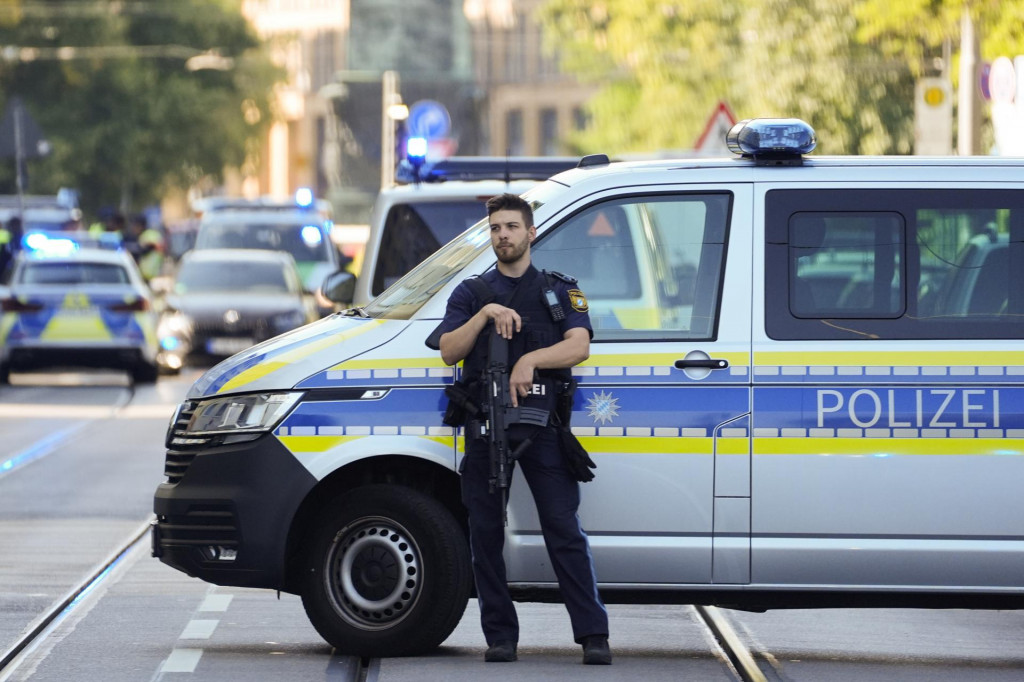 Policajti blokujú ulicu po policajnej prestrelke s podozrivou osobou neďaleko izraelského konzulátu a mestského múzea s históriou z éry nacizmu v Mníchove. FOTO: TASR/AP