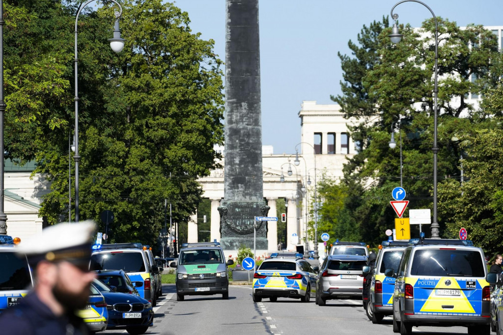 Policajti zablokovali ulicu po tom, čo polícia vystrelila na podozrivú osobu neďaleko izraelského konzulátu v Mníchove. FOTO: TASR/AP