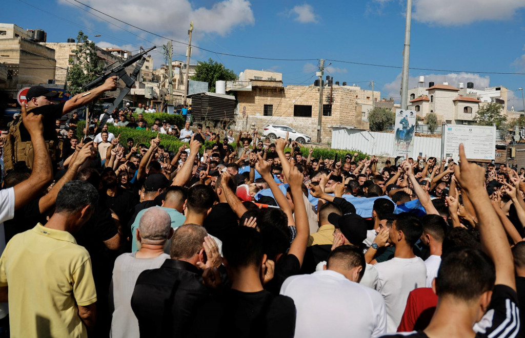 Smútoční hostia sa búria počas pohrebu štyroch palestínskych militantov, ktorí boli zabití pri izraelskom nálete. FOTO: Reuters