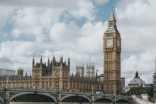 Briti si užívajú rast ekonomiky, a to aj pri pomerne vysokých úrokoch v podaní Bank of England. FOTO: Archív HN