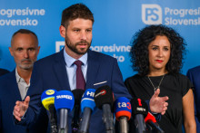 Podpredseda PS Tomáš Valášek, podpredseda Národnej rady a predseda PS Michal Šimečka a podpredsedníčka PS Zora Jaurová. FOTO: TASR/Jaroslav Novák