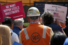 Pred budovou United Steel Tower v centre Pittsburghu sa koná zhromaždenie zamestnancov U. S. Steel, aby vyjadrili svoju podporu transakcii s Nippon Steel. FOTO: TASR/AP