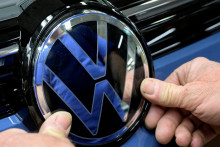 Produkčná linka Volkswagenu vo Wolfsburgu chrlia automobily značky Golf VIII a Tiguan. FOTO: REUTERS