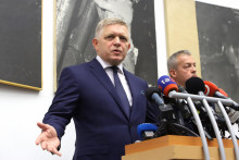 Na snímke predseda vlády SR Robert Fico počas brífingu v Handlovej. FOTO: TASR/Ján Krošlák