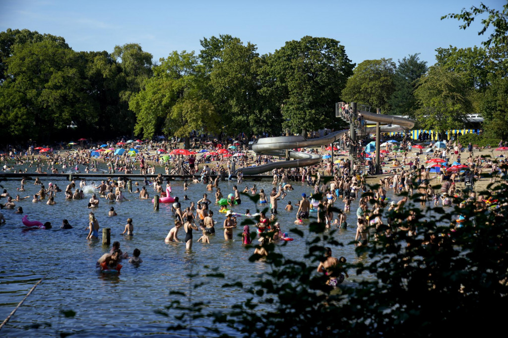 Ľudia sa osviežujú v jazere počas horúceho letného dňa v Berlíne 29. augusta 2024. FOTO: TASR/AP
