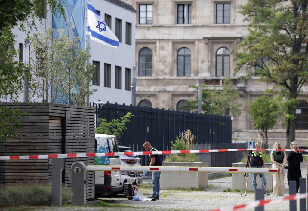 Polícia pracuje v oblasti pri izraelskom konzuláte po útoku v centre Mníchova. FOTO: Reuters