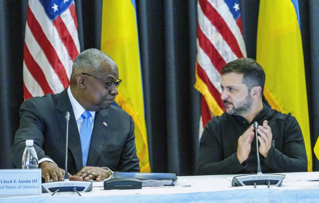 Volodymyra Zelenského (vpravo) privítal na vojenskej základni Ramstein v Nemecku americký minister obrany Lloyd Austin. FOTO: TASR/AP