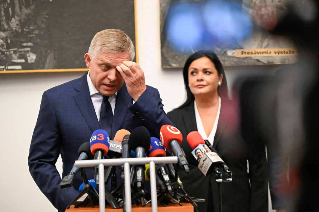 Premi&eacute;r Robert Fico na rokovan&iacute; v Handlovej. FOTO: Reuters/Radovan Stoklasa