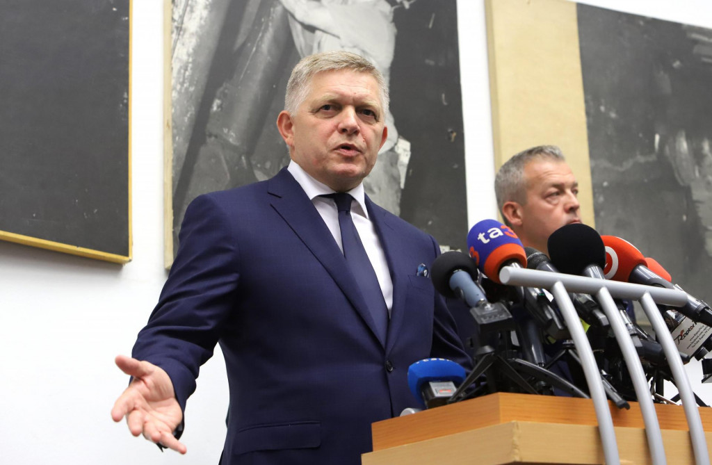 Na snímke predseda vlády SR Robert Fico počas brífingu v Handlovej. FOTO: TASR/Ján Krošlák