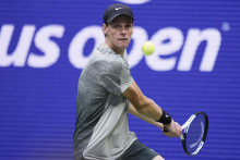 Jannik Sinner vracia úder Jackovi Draperovi počas semifinále dvojhry mužov na US Open. FOTO: TASR/AP