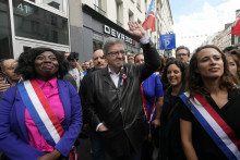 Jean-Luc Mélenchon v sprievode na proteste proti Michelovi Barnierovi v Paríži. FOTO: TASR/AP