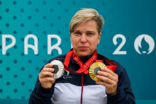 Na snímke slovenská reprezentantka v parastreľbe Veronika Vadovičová pózuje so zlatou a striebornou medailou na XVII. paralympijských hrách 2024 v Paríži. FOTO: TASR/Jaroslav Novák