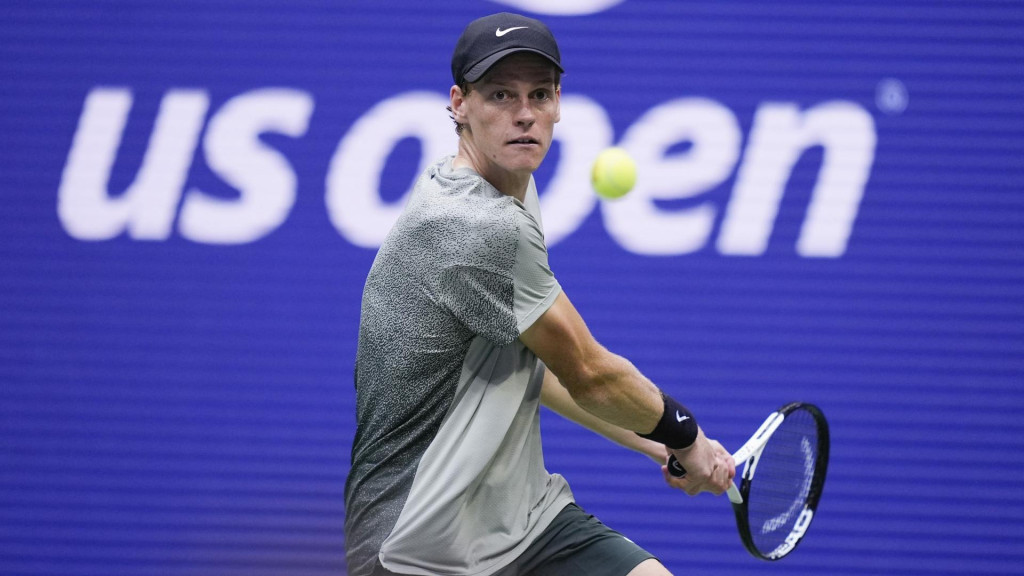 Jannik Sinner vracia úder Jackovi Draperovi počas semifinále dvojhry mužov na US Open. FOTO: TASR/AP