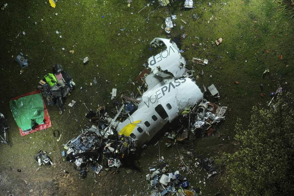 Trosky na mieste, kde sa zrútilo lietadlo so 62 ľuďmi na palube v Sao Paule. FOTO: TASR/AP