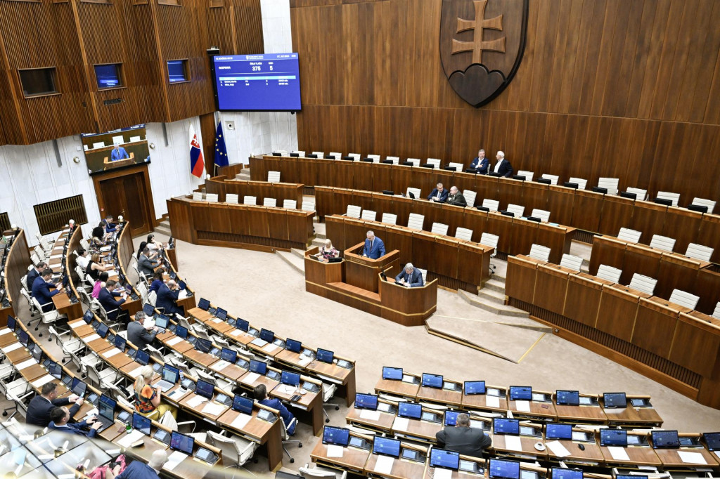 Podľa koaličnej zmluvy patrí post šéfa Národnej rady strane Hlas, ktorá na funkciu nominovala svojho podpredsedu Richarda Rašiho. FOTO: TASR/Pavel Neubauer