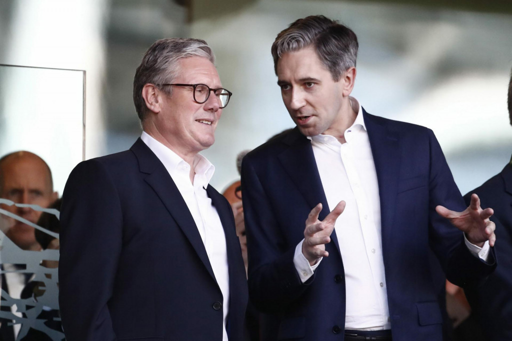 Britský premiér Keir Starmer (vľavo) s írskym premiérom Simonom Harrisom na futbalovom zápase UEFA Nation‘s League medzi Írskom a Anglickom na štadióne Aviva v Dubline. FOTO: TASR/AP