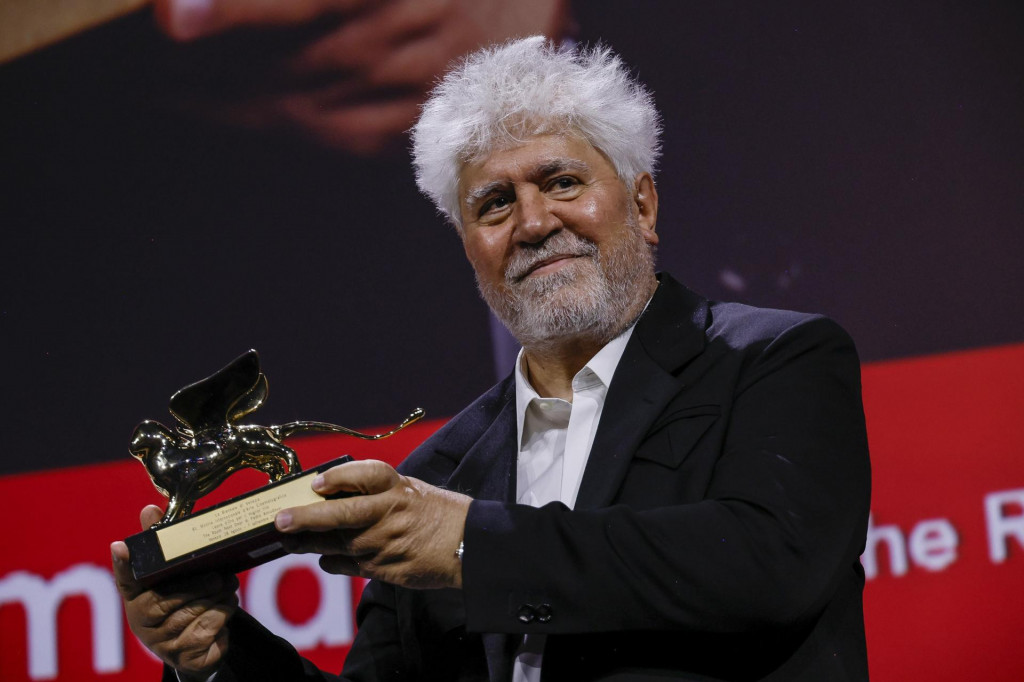 Pedro Almodovar, víťaz Zlatého leva pre najlepší film ‘The Room Next Door‘ (Vedľajšia izba). FOTO: TASR/AP