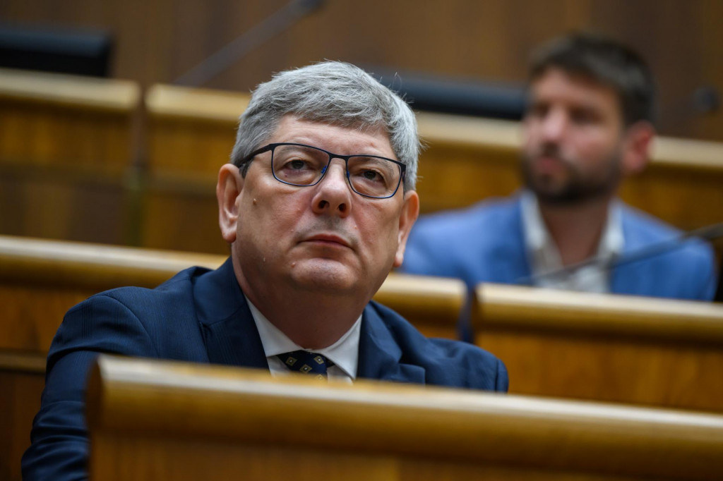 Zľava minister spravodlivosti Boris Susko (Smer-SD) a podpredseda parlamentu Michal Šimečka (Progresívne Slovensko). FOTO: TASR/Jaroslav Novák