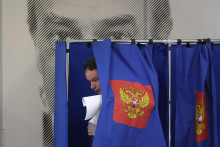 Muž vychádza z volebnej kabíny vo volebnej miestnosti umiestnenej v škole počas trojdňových regionálnych a komunálnych volieb v ruskom Petrohrade. FOTO: TASR/AP