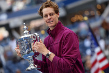 Jannik Sinner pózuje s trofejou pre víťaza grandslamového turnaja US Open. FOTO: Reuters