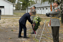 Robert Fico pri kladení venca v Seredi. FOTO: HN/Akos Cséplö