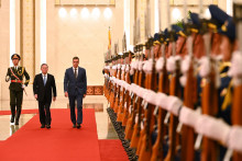 Čínsky premiér Li Čchiang a španielsky premiér Pedro Sánchez. FOTO: REUTERS