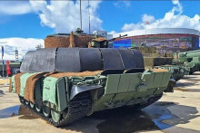 Ruský tank T-72 s prídavnou ochranou z gumových rohoží. FOTO: Ruské ministerstvo obrany