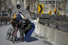 Muž bez domova prechádza Brooklynským mostom. Nedostatočné kapacity sa zatiaľ riešia zriadením veľkokapacitného tábora z bývalého letiska na okraji Brooklynu. FOTO: Reuters