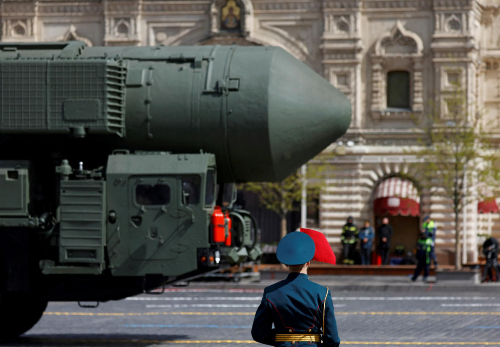 Ilustračná fotografia. Systém medzikontinentálnych balistických rakiet Russian Yars prechádza okolo čestnej stráže počas vojenskej prehliadky na Deň víťazstva. FOTO: Reuters
