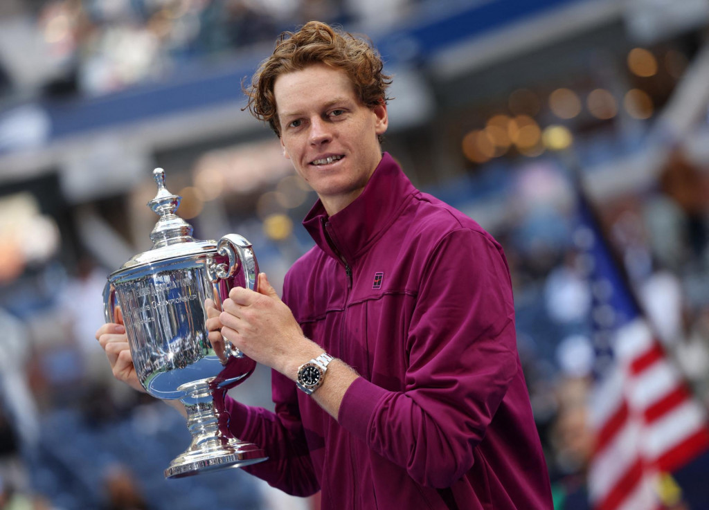 Jannik Sinner pózuje s trofejou pre víťaza grandslamového turnaja US Open. FOTO: Reuters