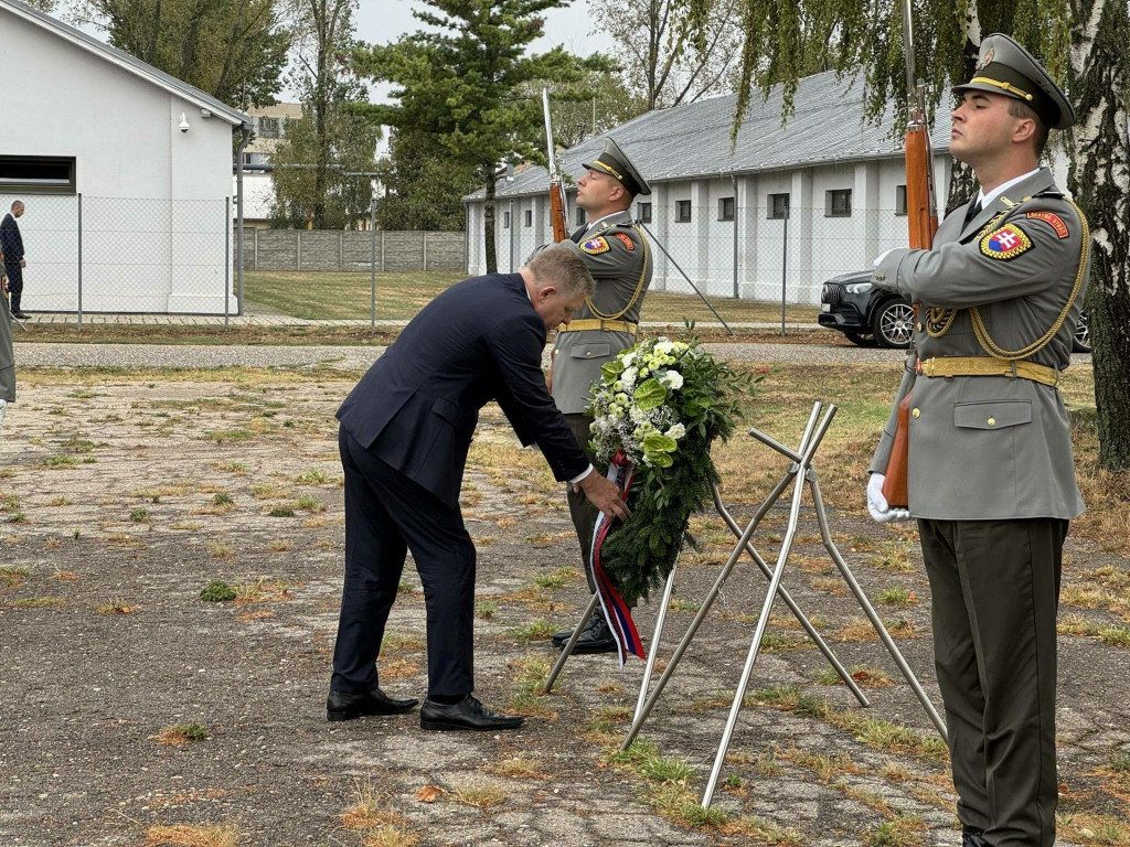 Robert Fico pri kladen&iacute; venca v Seredi. FOTO: HN/Akos Cs&eacute;pl&ouml;