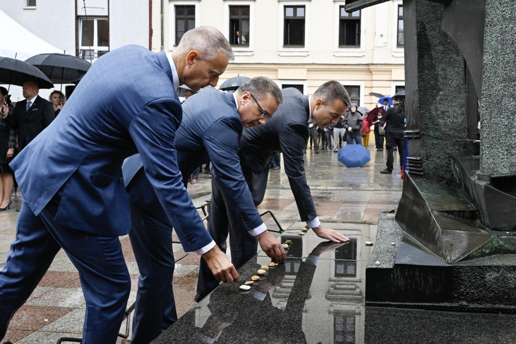 Ak by koalícia fungovala ako švajčiarske hodinky, minister investícií Raši (v popredí) by reprezentoval na oslavách či spomienkových aktoch vo funkcii predsedu parlamentu. FOTO: TASR/P. Neubauer