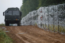 Organizácie na ochranu ľudských práv kritizujú politiku vlády a tvrdia, že bráni snahám humanitárnych pracovníkov pomôcť migrantom vrátane žien a detí, ktorí uviazli na prechodoch medzi krajinami. FOTO: REUTERS