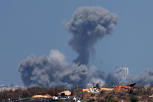 Dym stúpa z explózie v Gaze neďaleko hranice medzi Izraelom a Gazou. FOTO: Reuters