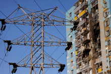 Poškodená viacposchodová obytná budova po údajnom ukrajinskom útoku bezpilotným lietadlom v Ramenskoje v Moskovskej oblasti. FOTO: Reuters