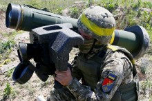 Vojak drží raketový systém Javelin počas vojenského cvičenia vo výcvikovom stredisku ukrajinských pozemných síl pri Rivnom. FOTO: Reuters