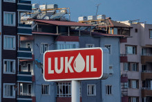 FILE PHOTO: A logo of Russian Lukoil oil company is seen next to damaged buildings, in the aftermath of a deadly earthquake in Hatay, Turkey, February 19, 2023. REUTERS/Maxim Shemetov FOTO: Maxim Shemetov