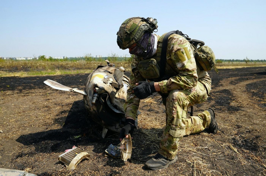 Ukrajinský vojak zbiera pozostatky strely ATACMS v Luhanskej oblasti. Na územie Ruska zatiaľ Ukrajinci tieto projektily vypáliť nesmejú. FOTO: Profimedia