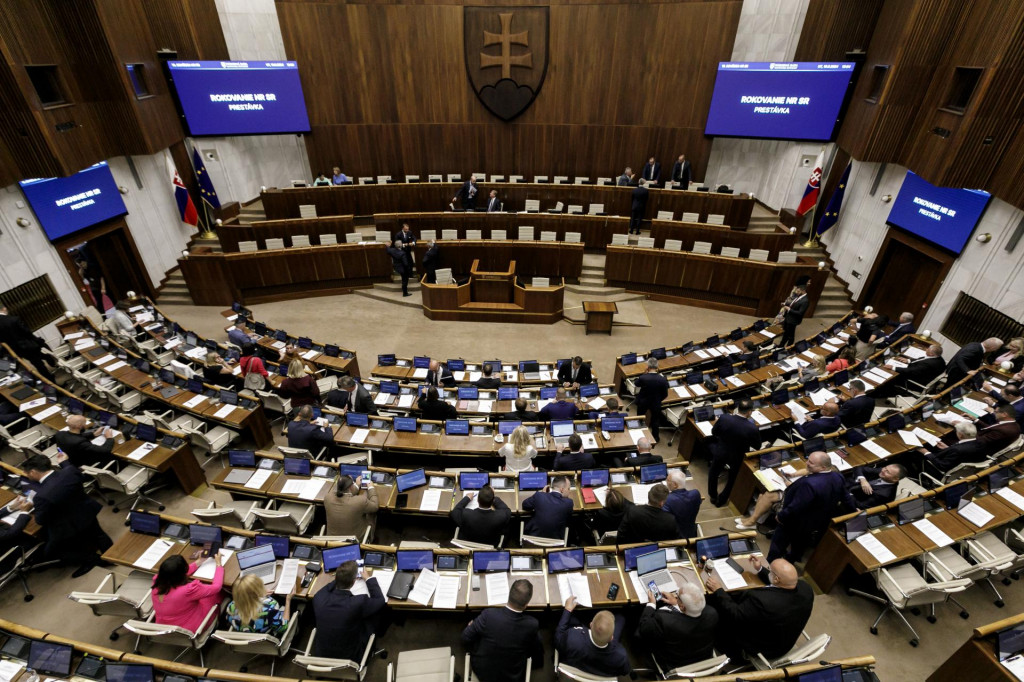 Poslanci v rokovacej sále počas 19. schôdze Národnej rady. FOTO: TASR/Dano Veselský