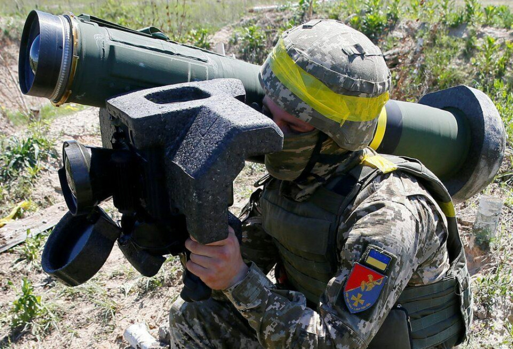 Vojak drží raketový systém Javelin počas vojenského cvičenia vo výcvikovom stredisku ukrajinských pozemných síl pri Rivnom. FOTO: Reuters