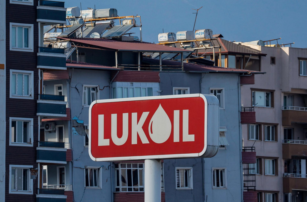 FILE PHOTO: A logo of Russian Lukoil oil company is seen next to damaged buildings, in the aftermath of a deadly earthquake in Hatay, Turkey, February 19, 2023. REUTERS/Maxim Shemetov FOTO: Maxim Shemetov