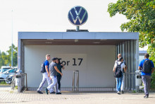 Náš Volkswagen naberá ľudí a na dosah má ďalší rekord. Z problémov jeho matky vie vyťažiť aj si výrazne pohoršiť. FOTO: Reuters