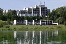 Na snímke hotel Granit (bývalá vojenská zotavovňa) počas plavby výletnou loďou Labe po Zemplínskej šírave. FOTO: TASR/Roman Hanc