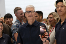 Šéf Applu Tim Cook s novým modelom iPhone 16.

FOTO: REUTERS