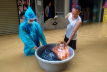 Vo vietnameskej metropole Hanoj tajfún Jagi spôsobil rozsiahle záplavy. FOTO: Reuters