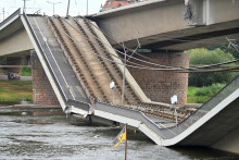 V Drážďanoch sa zrútila časť mosta Carolabrücke. FOTO: Reuters