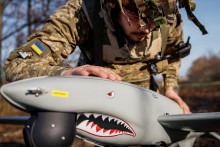 Ukrajinský vojak kontroluje tzv. Žraločí dron predtým, než bude vypustený. FOTO: Reuters