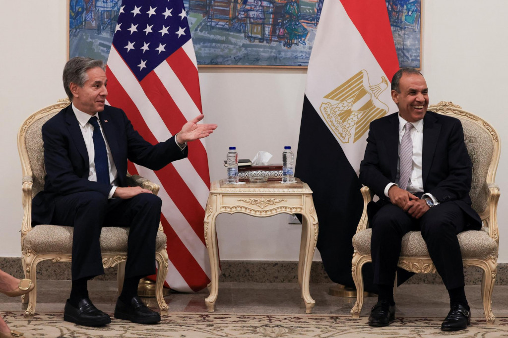 Minister zahraničných vecí USA Antony Blinken a egyptský minister zahraničných vecí Badr Abdelatty.  FOTO: Reuters