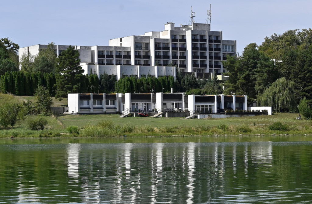 Na snímke hotel Granit (bývalá vojenská zotavovňa) počas plavby výletnou loďou Labe po Zemplínskej šírave. FOTO: TASR/Roman Hanc