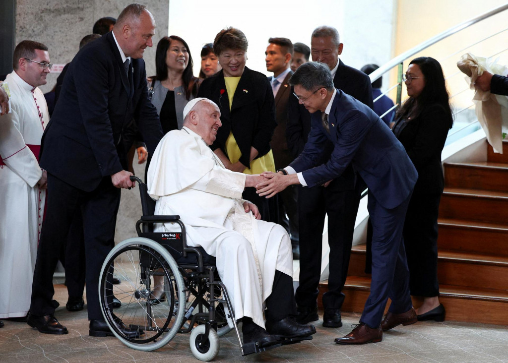 Pápež František je vítaný pri príchode do Singapuru. FOTO: Reuters